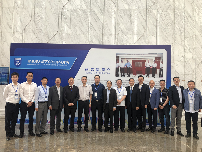 黄有方校长同参加论坛的部分校友合影 黄有方校长同参加论坛的部分校友合影