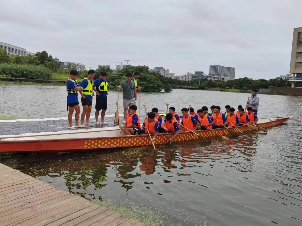苏州吴县中学队员在学校体验龙舟