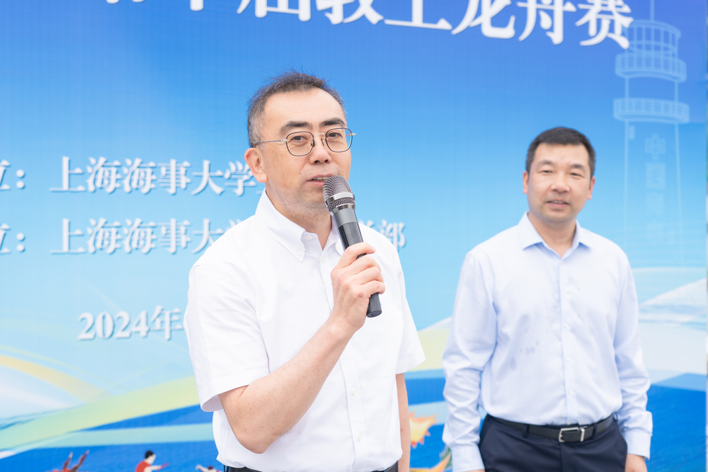 严大龙宣布龙舟比赛开始