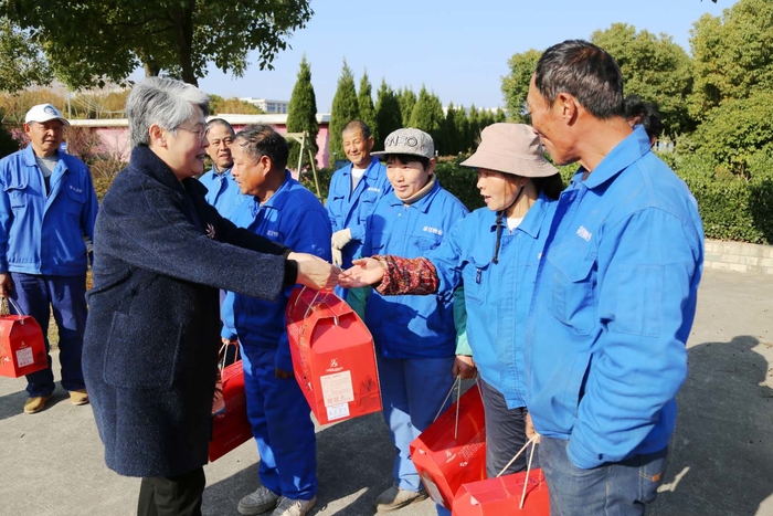 门妍萍副书记慰问后勤中心工会员工