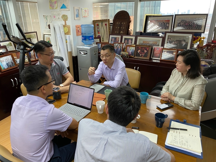 陆校长与何烈辉校友座谈