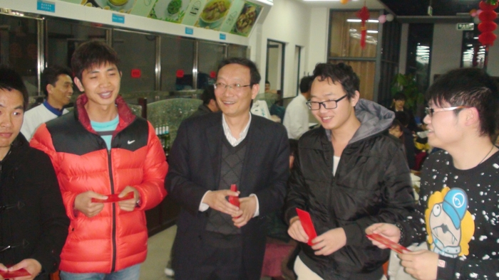 黄有方校长给留校学生发压岁包