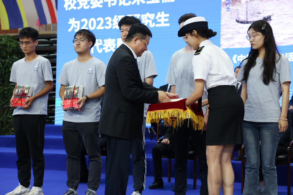宋宝儒向新生代表赠书