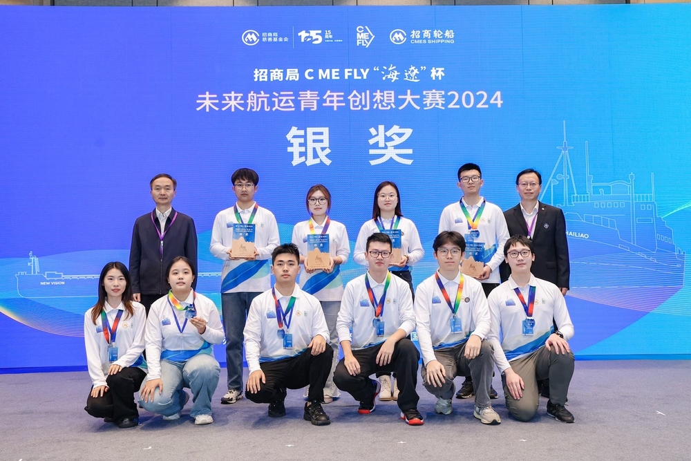 20241211034530068700.jpg 大赛银奖团队合影