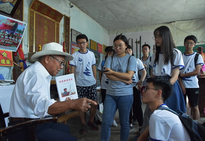 施秉县苗学会会长潘家相向队员们讲解《苗族理词读本》 施秉县苗学会会长潘家相向队员们讲解《苗族理词读本》