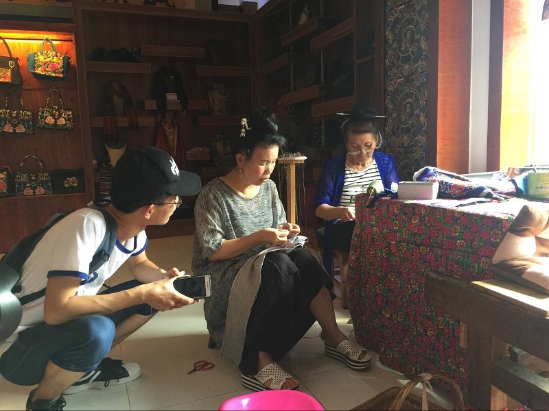 在苗族服饰博物馆采访欧东花馆长 在苗族服饰博物馆采访欧东花馆长