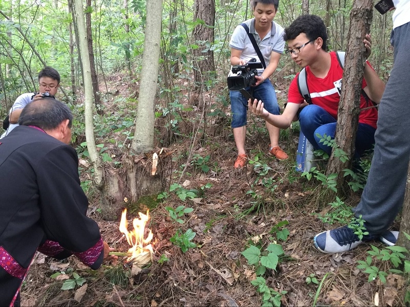 吴通贤老人正在进行刻道棒制作取木仪式 吴通贤老人正在进行刻道棒制作取木仪式