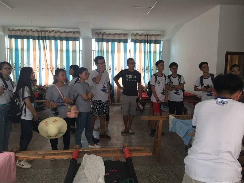 在贵州榜香郁苗绣服饰开发有限公司苗绣车间 在贵州榜香郁苗绣服饰开发有限公司苗绣车间