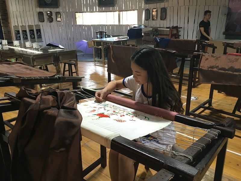 在苗妹博物馆体验刺绣 在苗妹博物馆体验刺绣
