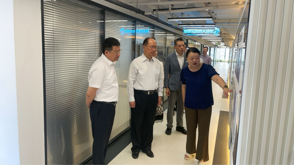 20240821130919452800.png 参观上海国际航运研究中心宣传长廊