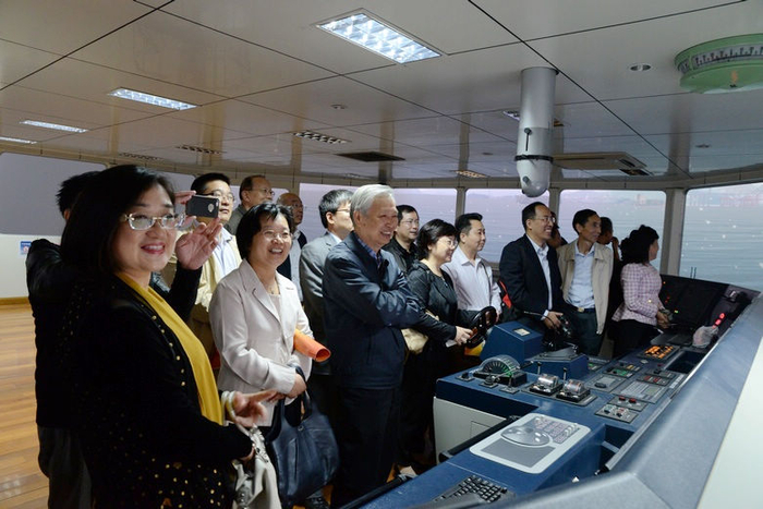 参观航海模拟仿真实验中心