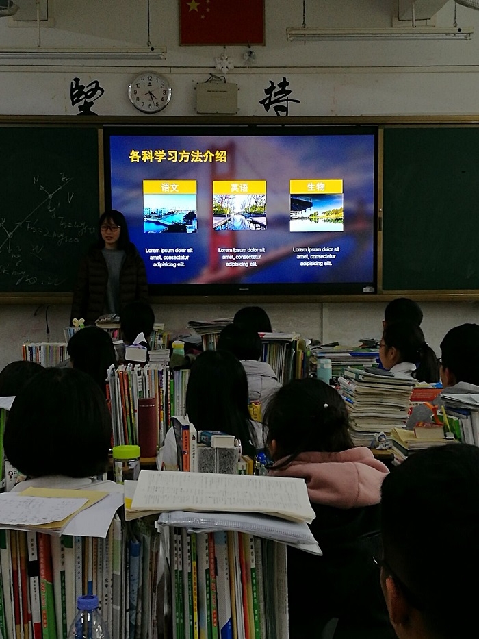 志愿者在宣传之余也为高三学生加油打气 志愿者在宣传之余也为高三学生加油打气