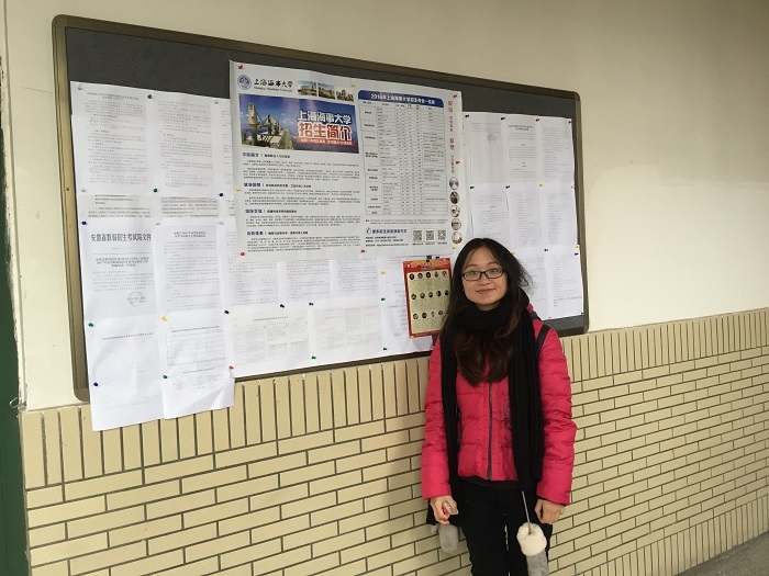 志愿者粘贴我校招生宣传海报 志愿者粘贴我校招生宣传海报