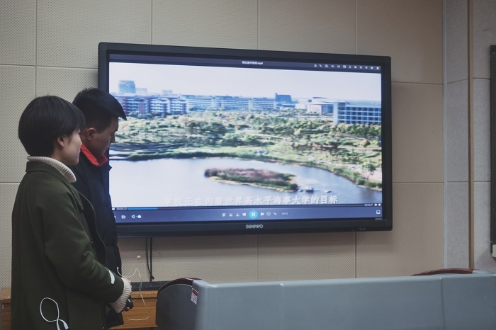 志愿者在甘肃省重点中学兰州一中做招生宣传 志愿者在甘肃省重点中学兰州一中做招生宣传