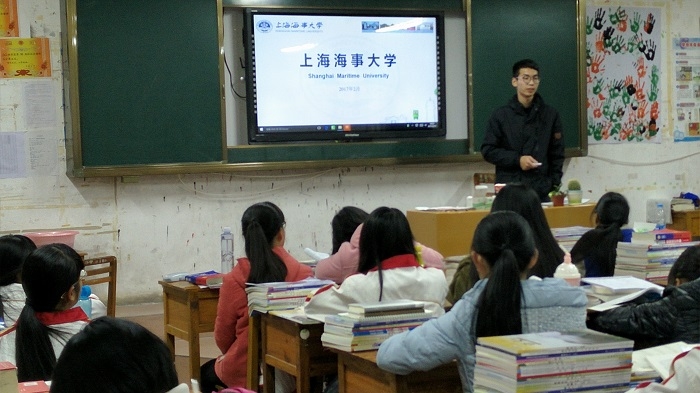 志愿者在广西壮族自治区重点中学岑溪中学做招生宣传 志愿者在广西壮族自治区重点中学岑溪中学做招生宣传