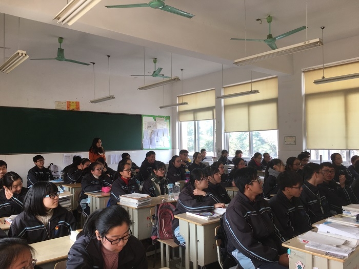 志愿者在浙江省重点中学练市中学 志愿者在浙江省重点中学练市中学