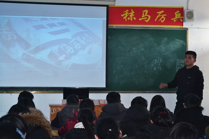 志愿者在安徽省重点中学太湖二中做招生宣传 志愿者在安徽省重点中学太湖二中做招生宣传