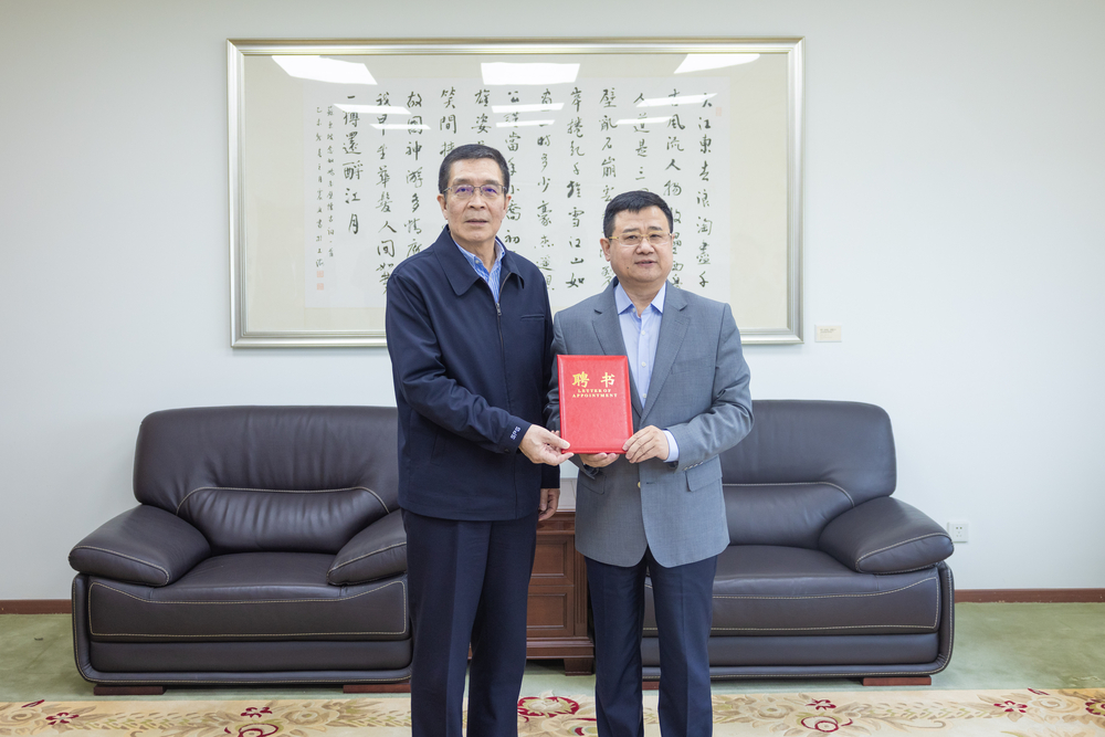 20240429010209788000.jpg 宋宝儒为张连钢颁发客座教授聘书