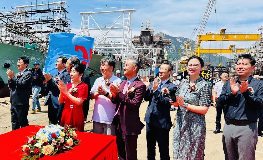 20240729095047021700.jpg 教母沙梅为新船砍缆并掷香槟礼