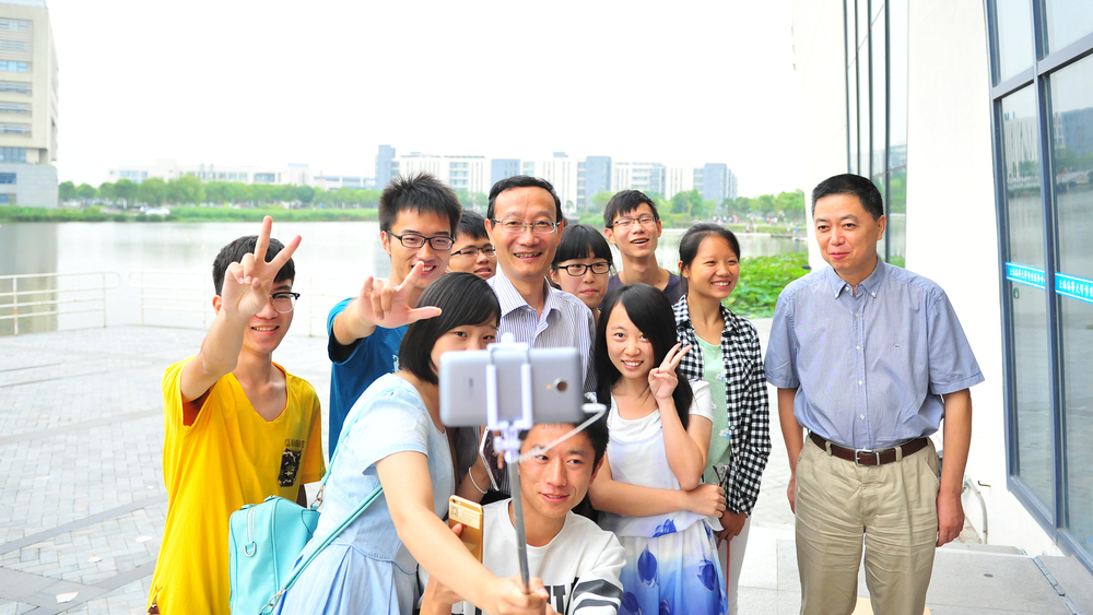 黄有方校长、孔凡邨副校长与新生自拍合影