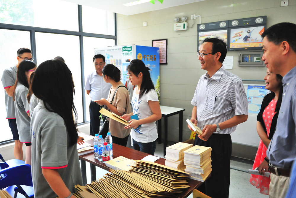 黄有方校长、孔凡邨副校长慰问迎新工作人员