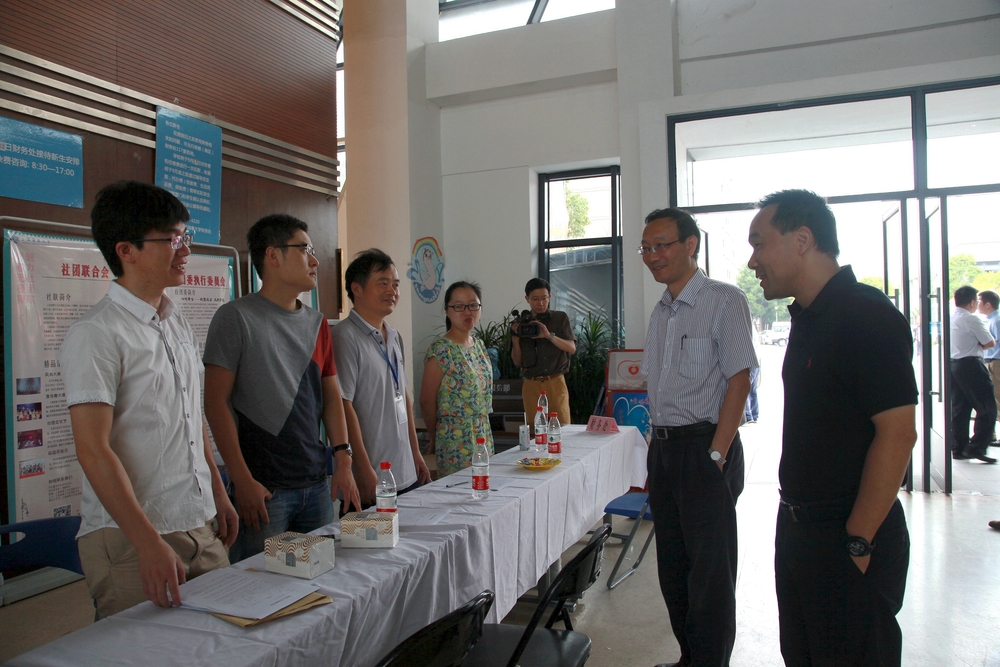 黄有方校长、王海威副校长慰问迎新工作人员