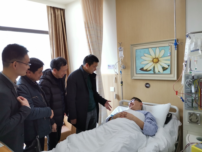 老师同学为他加油鼓劲 老师同学为他加油鼓劲