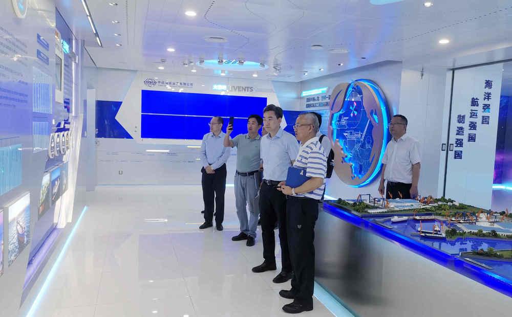 参观中远海运重工企业文化展厅