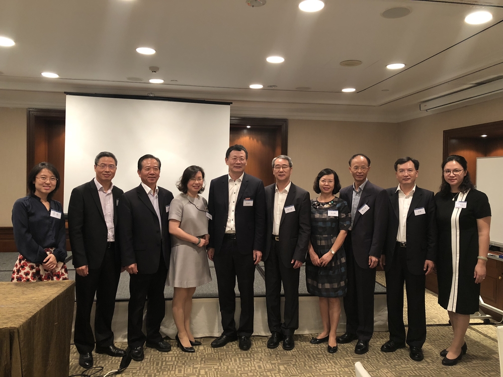 与会嘉宾与理事会合影