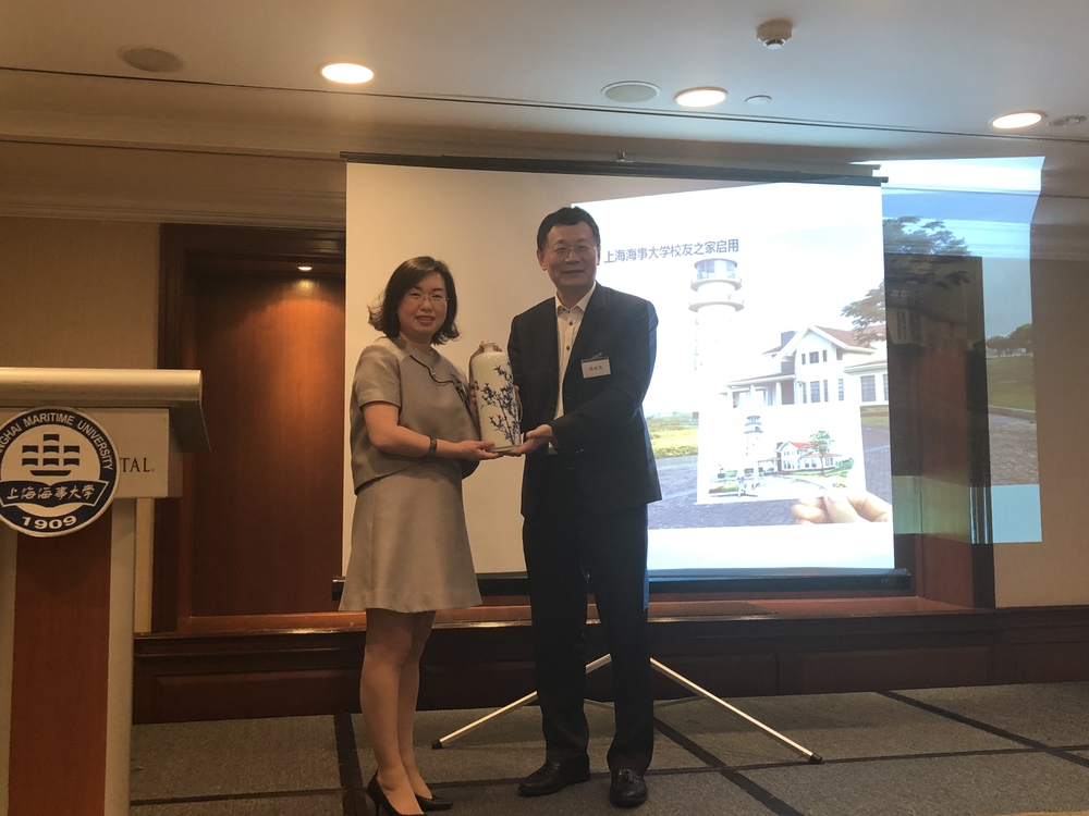 校友总会向新加坡校友会赠送由我校徐悲鸿艺术学院院长乐震文教授书画作品“竹”烧制的瓷瓶