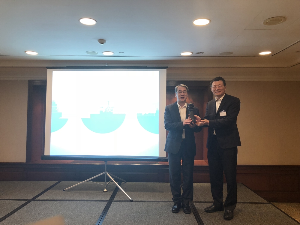 燕献凯会长向曹士海参赞赠送上海海事大学南汇嘴灯塔模型纪念品