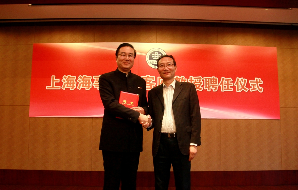 黄有方校长为倪玮颁发了《上海海事大学客座教授聘书》