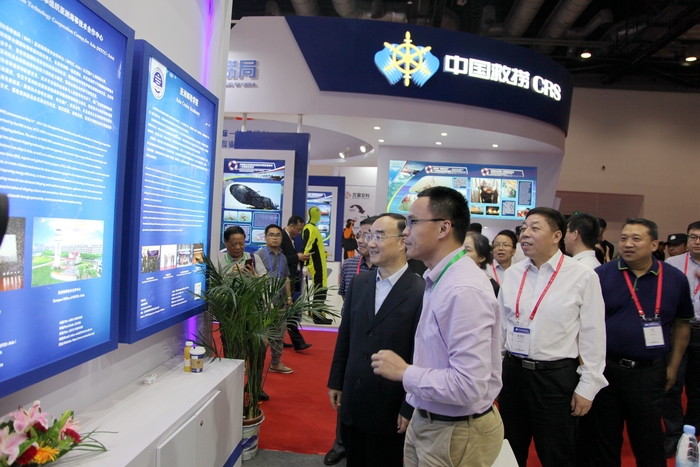 与会领导参观我校展台