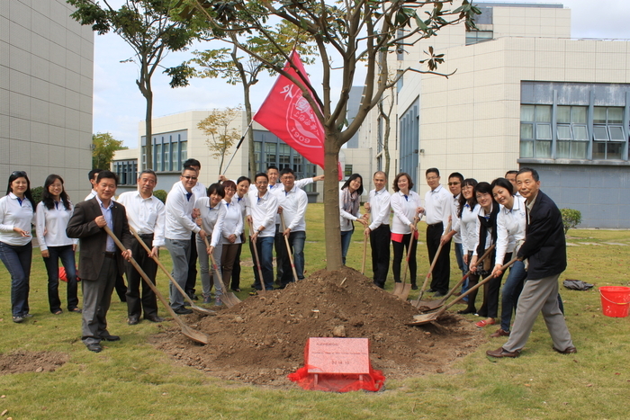校友共植广玉兰 校友共植广玉兰