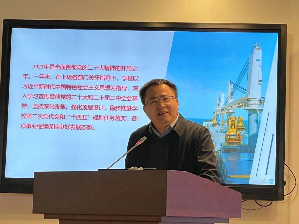 20240111061953237400.jpg 栗建华副校长介绍学校近期工作情况