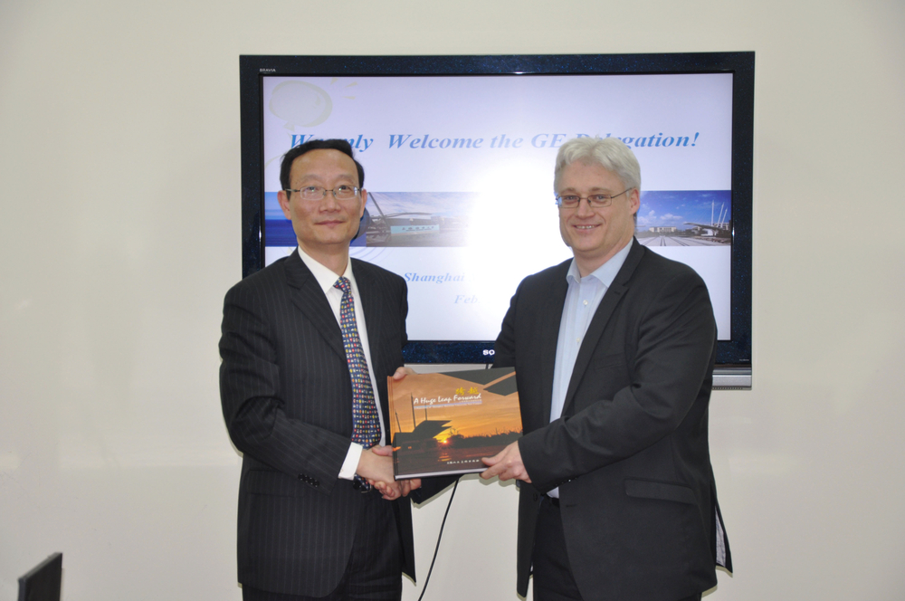 黄有方校长向保罗•英格里斯先生赠送学校画册 黄有方校长向保罗•英格里斯先生赠送学校画册