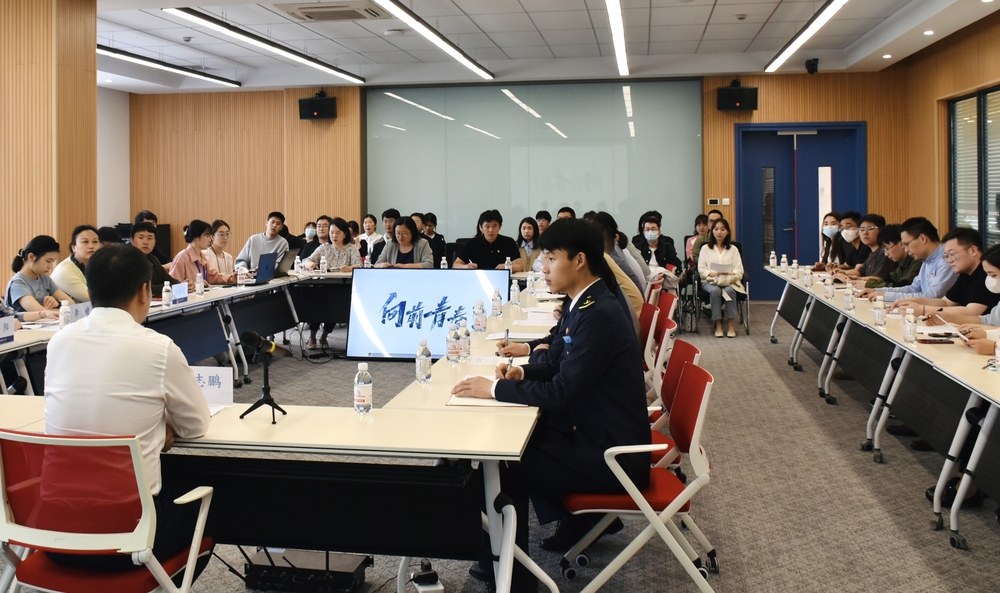 20230505075055622800.jpg 师生代表认真聆听党课