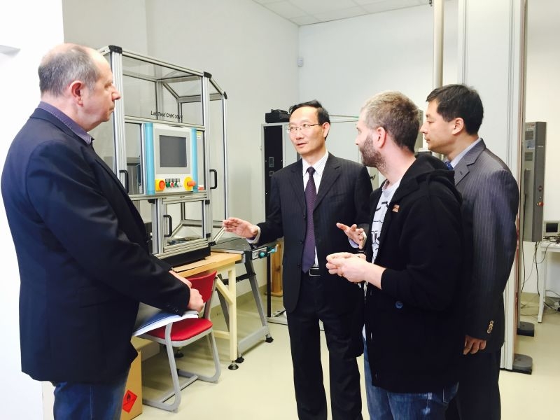 参观捷克奥斯特拉发技术大学实验室