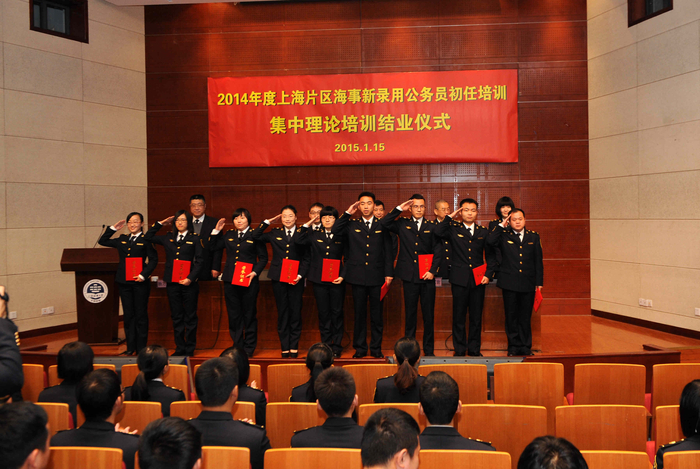 为优秀学员颁发荣誉证书