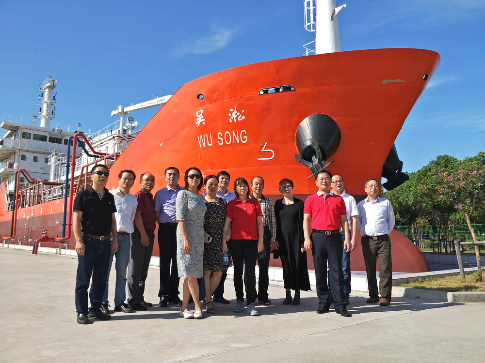 我校1983级水运会计专业校友参观“吴淞”号