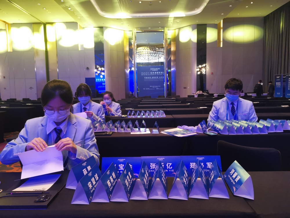 会场组志愿者制作席卡