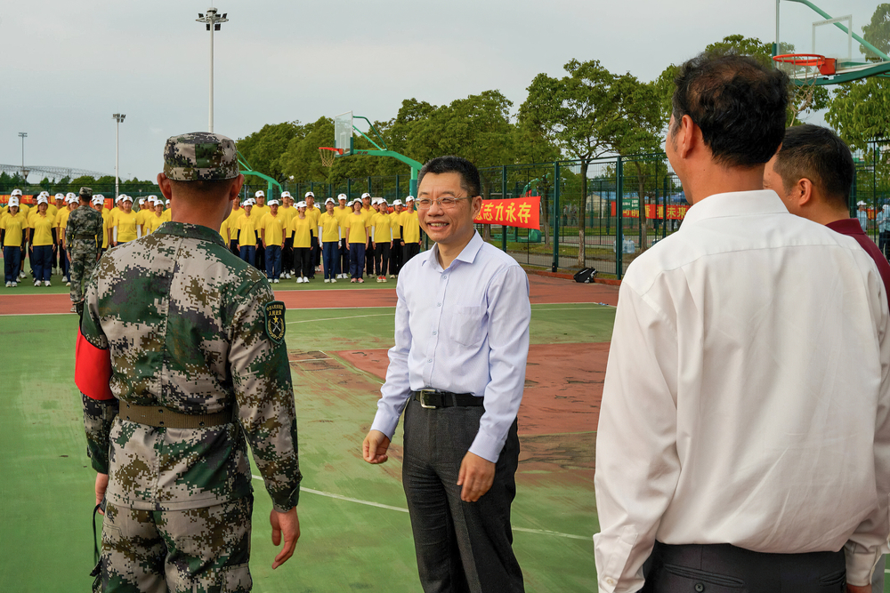 校领导慰问军训教官及师生
