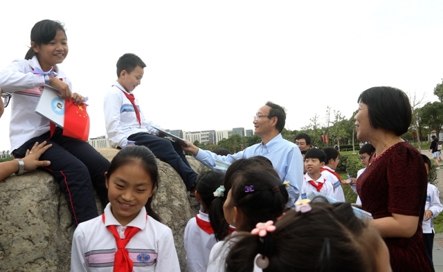 我校黄有方校长、临港一小叶黎红校长向孩子们发放新书 我校黄有方校长、临港一小叶黎红校长向孩子们发放《向南极进发》新书