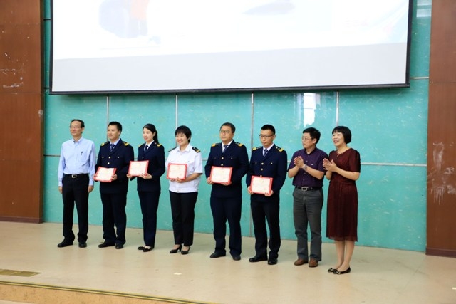 临港一小“儿童大学”荣誉教授接受聘书 临港一小“儿童大学”荣誉教授接受聘书