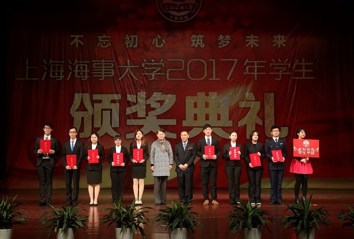 校领导为获奖学生代表颁奖