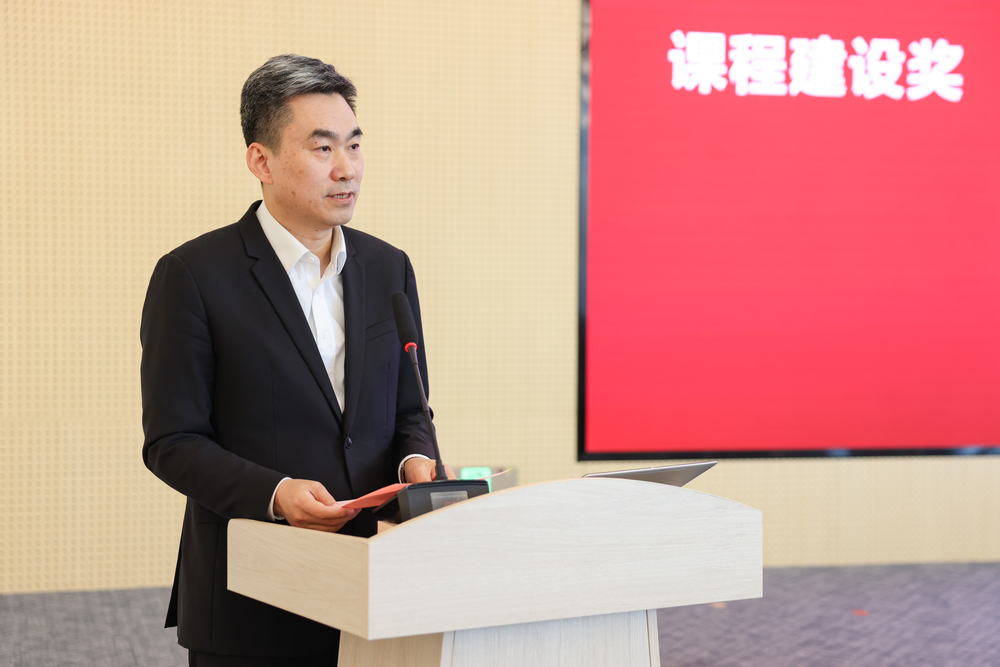 初北平校长宣读表彰名单