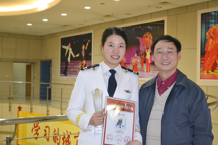 白响恩老师与颁奖嘉宾上海市教卫党委副书记、市教委副主任高德毅合影 白响恩老师与颁奖嘉宾上海市教卫党委副书记、市教委副主任高德毅合影