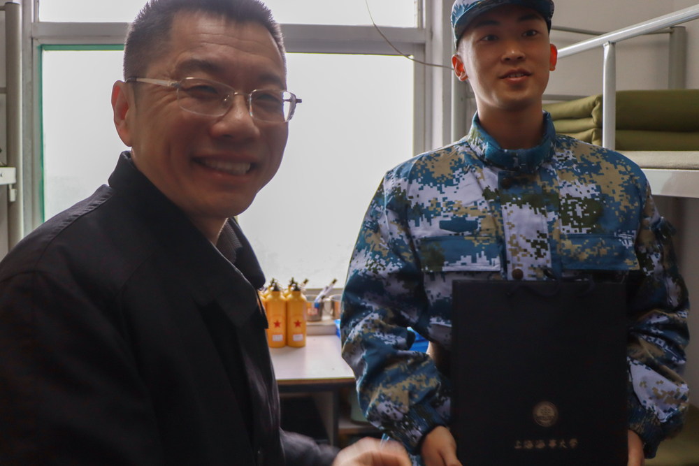 为入伍学生发放慰问品
