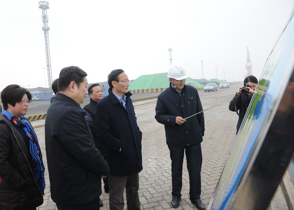 黄有方校长一行在蔡中堂董事长等的陪同下参观日照港