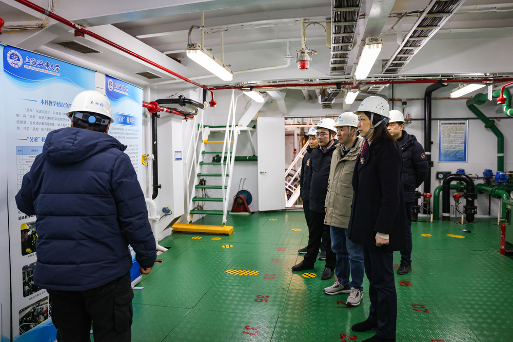 20250219071553225300.jpg 参观组合式特种液货船“吴淞”轮